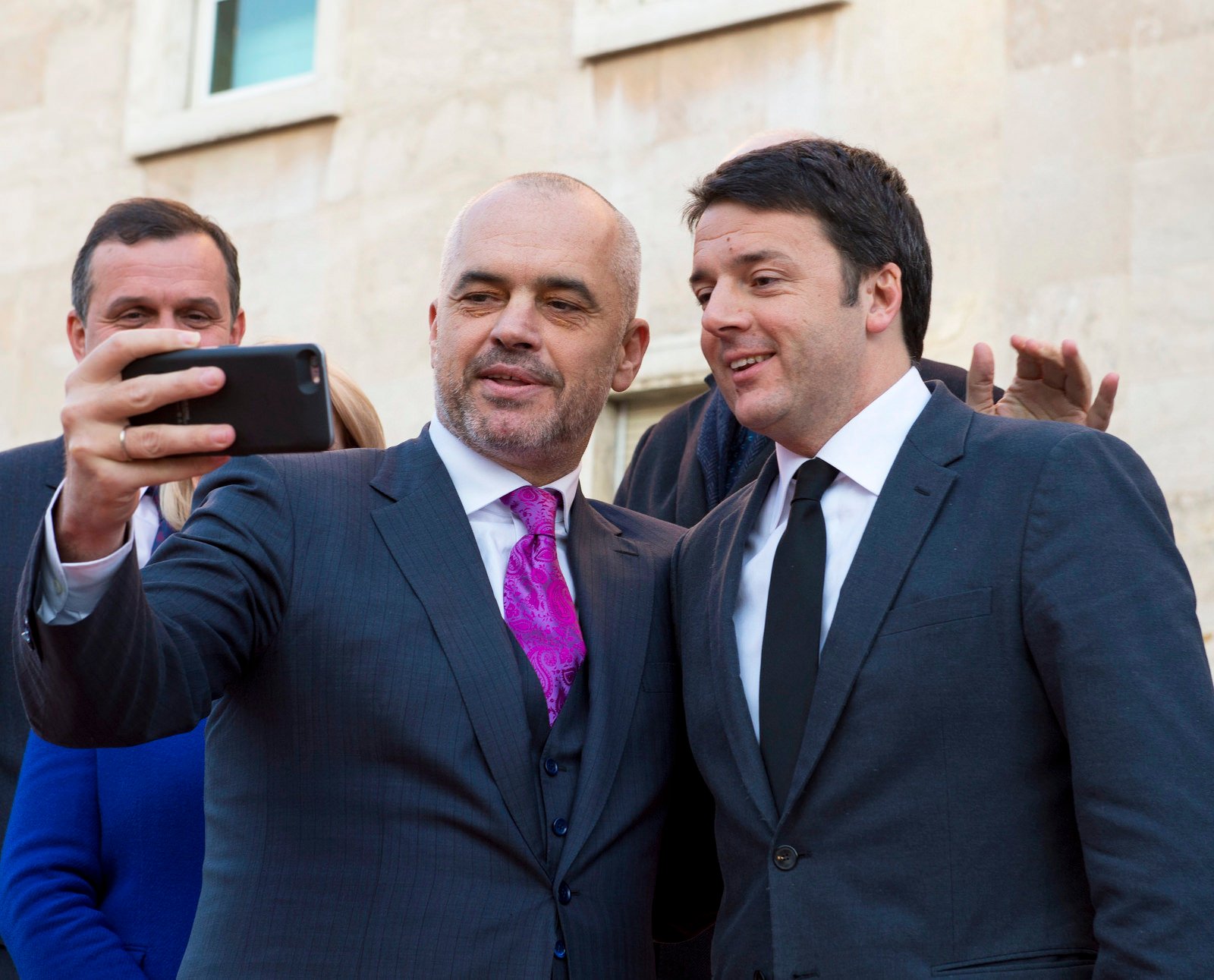 SHPJEGIM POSTSOCIALIST APO POSTKOLONIAL?