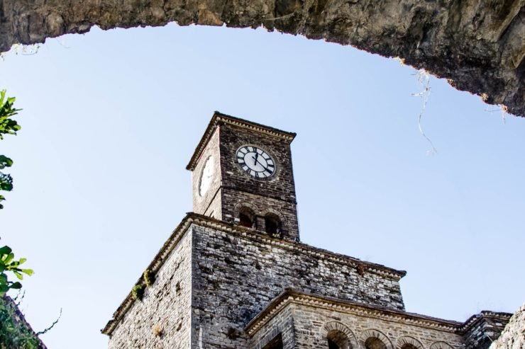 ORA NË MAJË TË QYTETIT