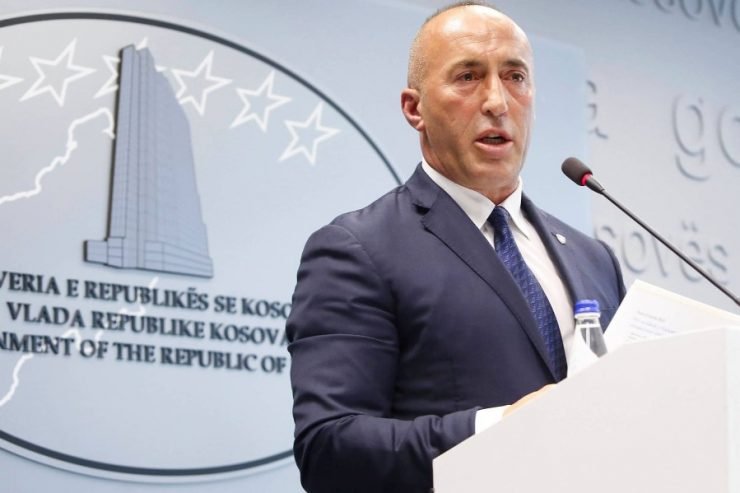 PRIVATËSIA DHE LIRIA E POLITIKANIT