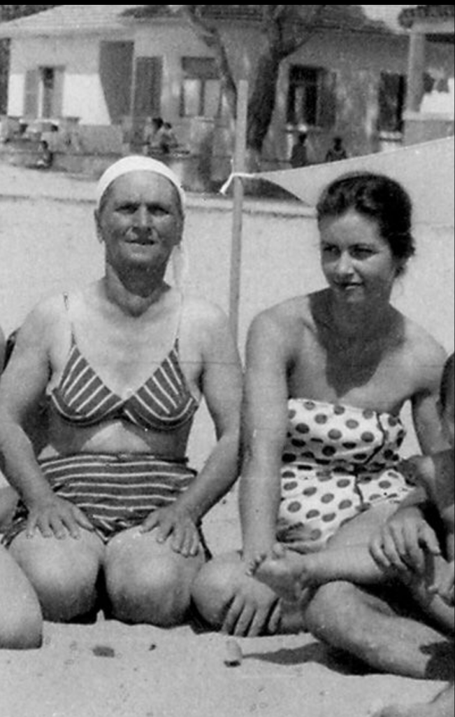Nona me kryqe dhe bikini, dhe halla ime bukuroshe. (Verë, 1964 - Plazhi i Durrësit)