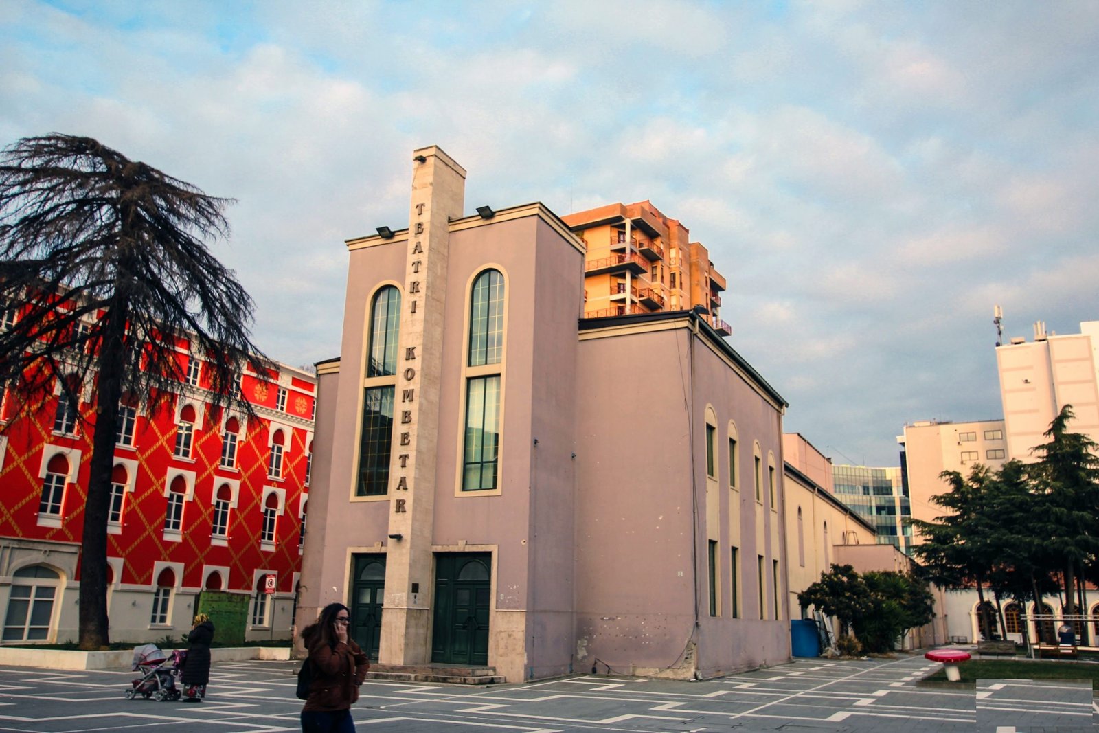 T PËR TEATRIN DHE TRAUMËN