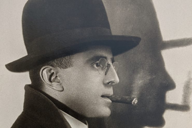 KRISTAQ SOTIRI, SHQIPËRIA NGA NJË BOTË NË TJETRËN