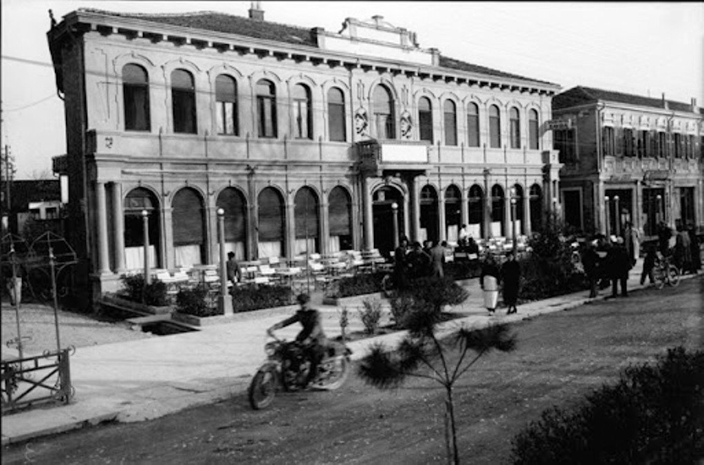 MENDIME TË LIRA MBI KAFEN E MADHE