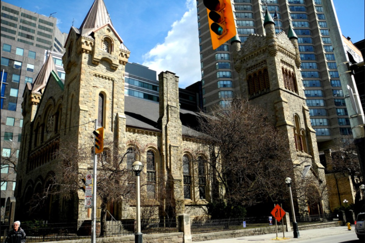 NATYRË E PAQETË ME NDËRTESA TË VJETRA