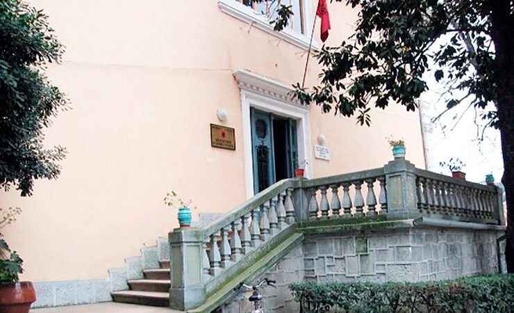 SHUMË ZHURMË PËR ASGJË