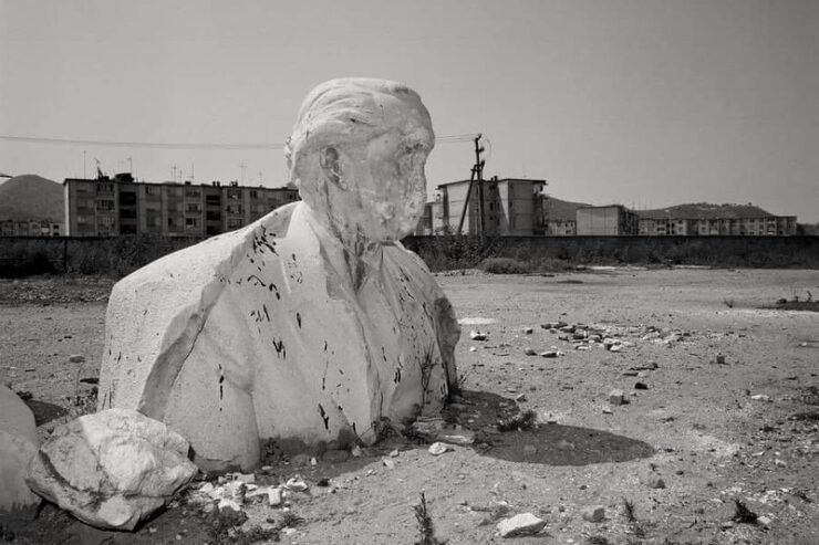 ZËVENDËSIMI I MONUMENTEVE DHE KONSTANTJA E AUTORITARIZMIT