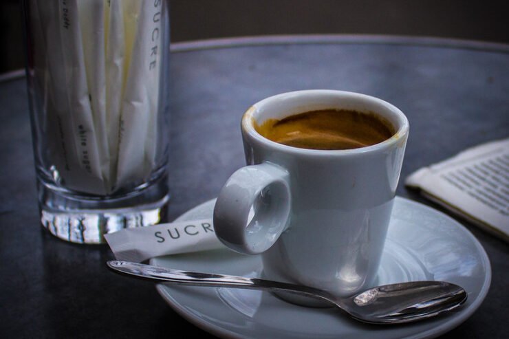 KAFE ME GJYSMËHËNË