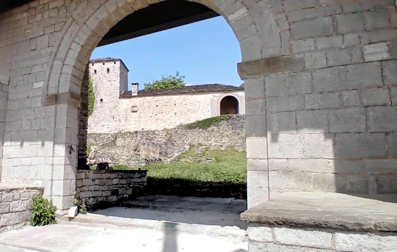 SKICË ANTROPOLOGJIKE KËTEJ DHE ANDEJ KUFIRIT